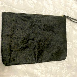 💚Large Olive cheetah print pouch.